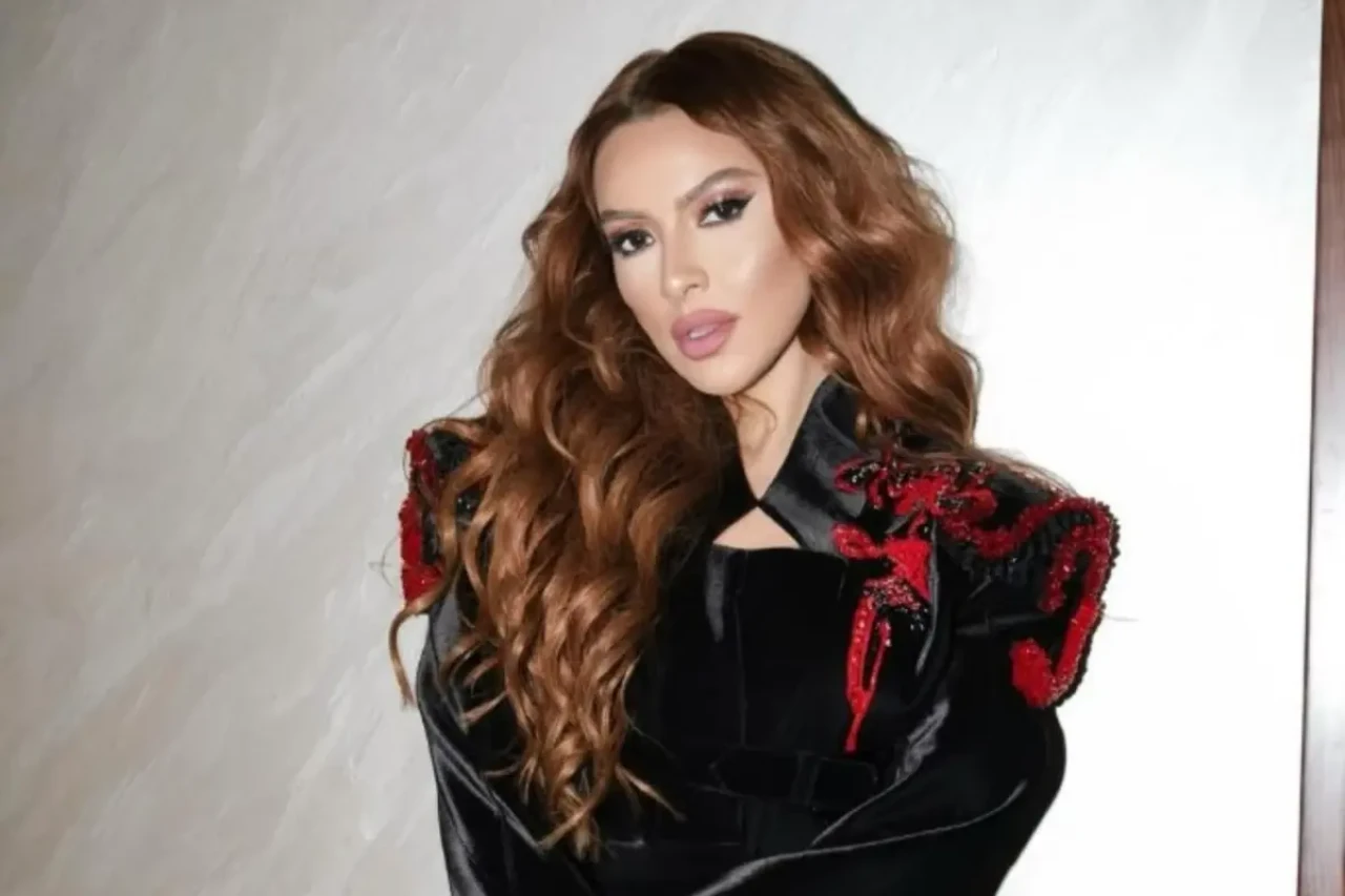 Hadise, TSK'dan ihraç edilen teğmenlere destek verdi.