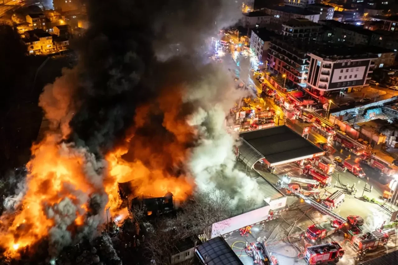 İstanbul'da Büyük Yangın 20 İlçeden İtfaiye Ekibi Müdahale Ediyor...