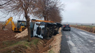 Suruç'ta Kum Yüklü Kamyon Devrildi, Yol Kapanma Tehlikesi Oluştu